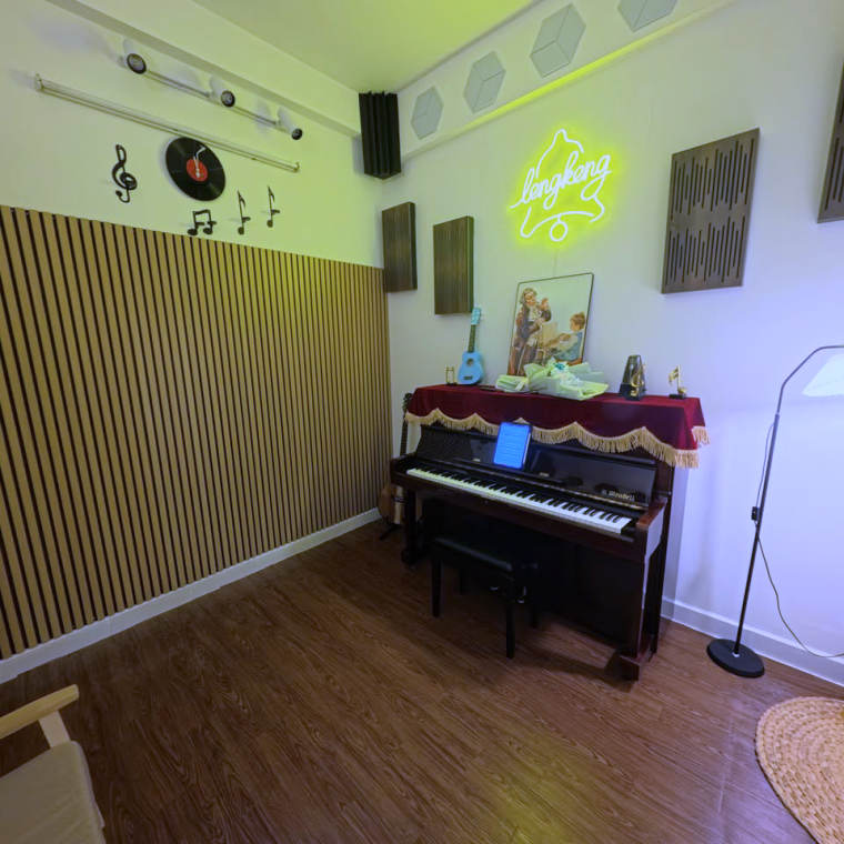 Phòng học piano LengKeng Music: đàn upright phủ khăn đỏ, tường lam gỗ, đĩa than và nốt nhạc trang trí, đèn neon lengkeng